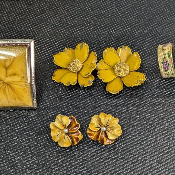 Lot of vintage enamel FLOWER Earrings and Acrylic Ring Sz 7 Clip n Earrings Boho - Picture 3 of 7